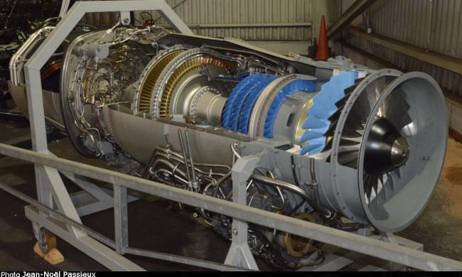 Vue d'un réacteur Rolls-Royce Turbomeca Adour (photo : JN Passieux - Musée de l'Air et de l'Espace du Bourget)
