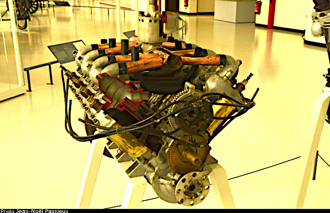 Vue d'un moteur huit cylindres Antoinette (photo : JN Passieux, musée de l'Air et de l'Espace du Bourget)