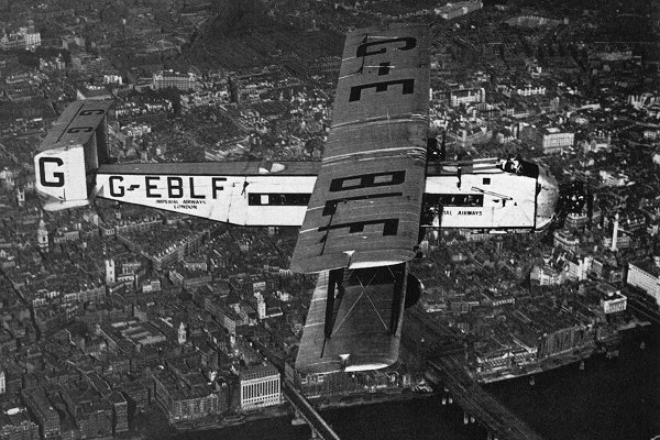 Vue de l'Argosy I City of Glasgow au-dessus de Londres (photo : Pictorial History of BOAC and Imperial Airways Kenneth Munson)