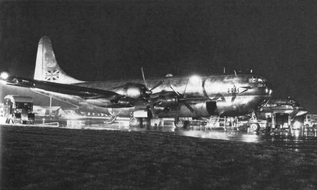 Vue du Boeing 377 Cathay de la compagnie BOAC (photo : Pictorial History of BOAC and Imperial Airways Kenneth Munson - BOAC)