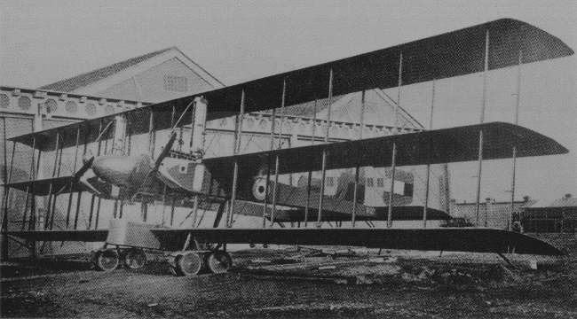 Photo d'un Caproni Ca.4 (photo : Encyclopédie des Avions Militaires du Monde)