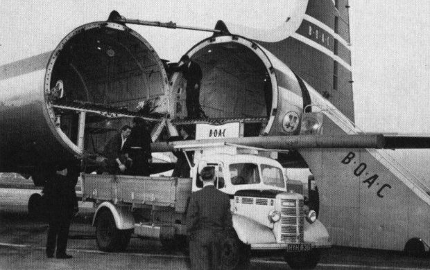 Vue système de chargement d'un CL-44D-4 de BOAC (photo : Pictorial History of BOAC and Imperial Airways Kenneth Munson - BOAC)