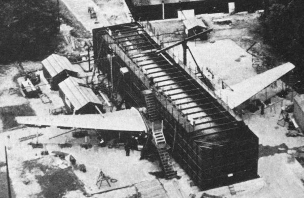 Caisson de compression hydraulique à Farnborough (photo : Pictorial History of BOAC and Imperial Airways Kenneth Munson - R.A.E.)