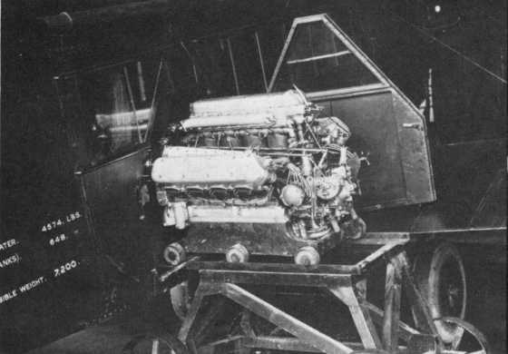 Chargement du moteur de rechange Napier Lion (photo : Pictorial History of BOAC and Imperial Airways Kenneth Munson - Woods Humphery collection)