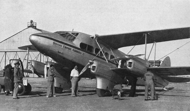Ravitaillement d'un D.H.86 de Qantas à Gaza (photo : Pictorial History of BOAC and Imperial Airways Kenneth Munson - N. E. Wood)