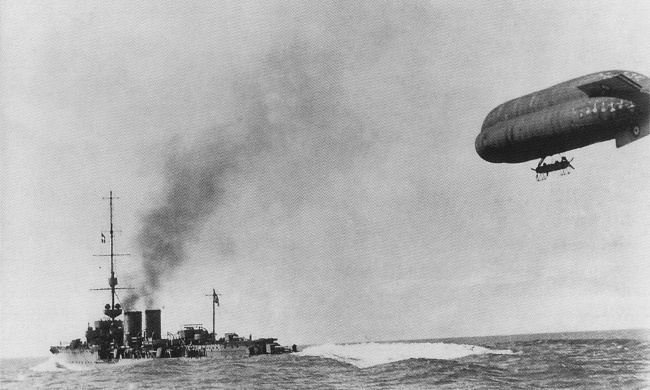 Vue d'un dirigeable souple C.1 remorqué par un croiseur léger (photo : Ballons et dirigeables Patrick Facon, Jean-Pierre Debaeker)