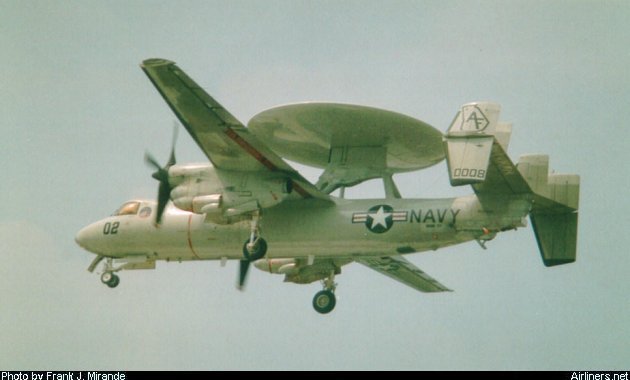 Vue d'un Hawkeye E-2C (photo : Frank J. Mirande)