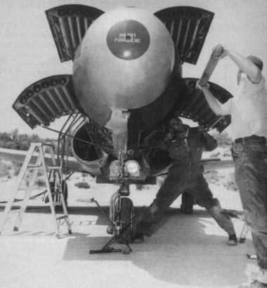 Chargement des roquettes sur un F-94C (photo : Le Fana de l'Aviation - Lockheed)