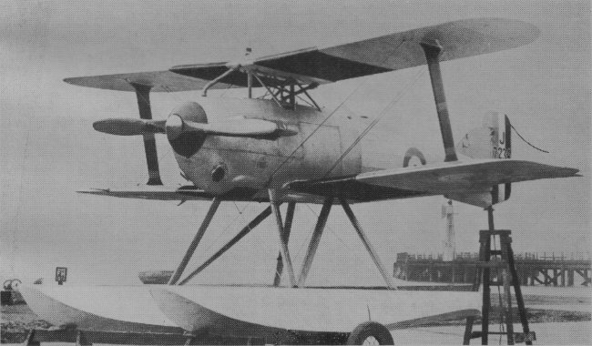 Vue du Gloster I sur son berceau (photo : Aircraft of the Royal Air Force 1918-57 - Owen Thetford)
