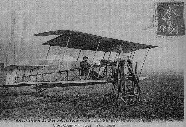 Vue d'un biplan Goupy II (carte postale : La fabuleuse aventure des débuts de l'aviation - Albéric de Palmaert)