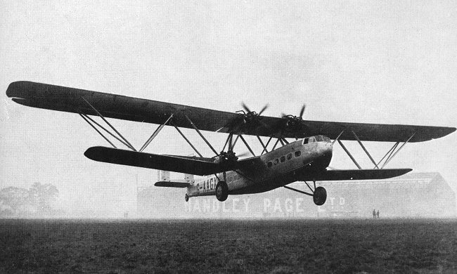 Vue du H.P.42 lors de son vol inaugural (photo : Pictorial History of BOAC and Imperial Airways Kenneth Munson)