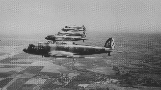 Vue d'une formation de reconnaissance de He 70 aux couleurs des Forces Nationalistes (photo : Air War over Spain - Rafael A. Permuy López)