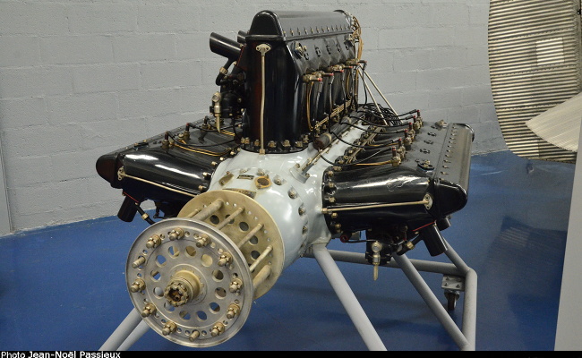 Vue d'un moteur Hispano-Suiza 18 Sb (photo : JN Passieux - Musée de l'Air et de l'Espace du Bourget)
