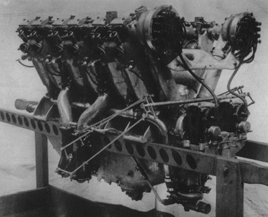 Vue d'un moteur Lorraine-Dietrich douze cylindres en V (photo : Le Patrimoine de l'aviation française - collection SHAA Vincennes)