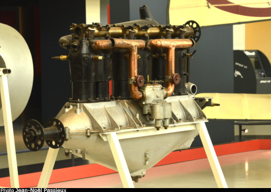 Vue d'un moteur Mercedes D.II (photo : JN Passieux, musée de l'Air et de l'Espace du Bourget)