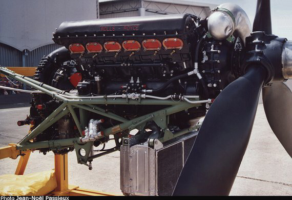 Vue d'un moteur Rolls-Royce Merlin de Lancaster (photo : JN Passieux, Salon du Bourget 2003)
