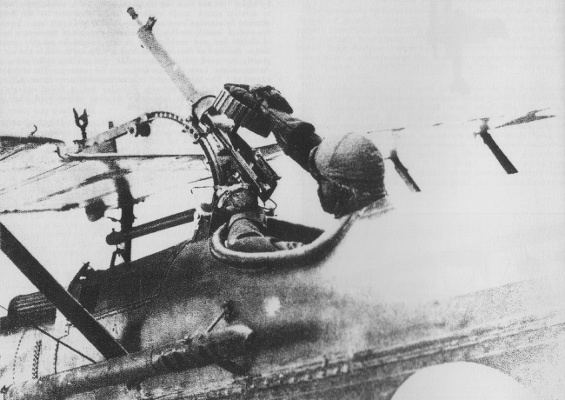 Vue d'un pilote anglais chargeant une mitrailleuse Lewis sur un S.E.5a (photo : Jane's fighting aircraft of World War I John W.R. Taylor)