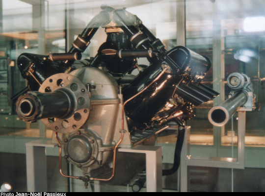 Vue d'un moteur canon Hispano-Suiza (photo : JN Passieux - Musée de l'Air et de l'Espace du Bourget)