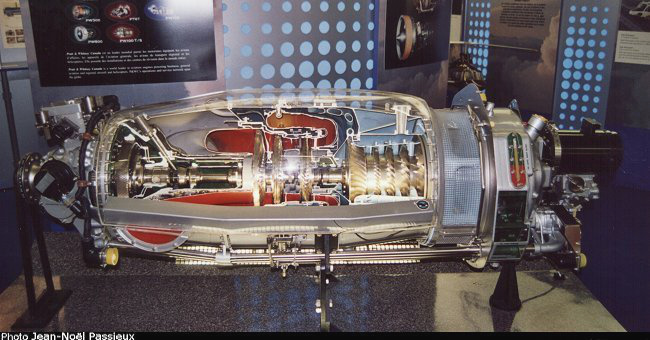 Vue du turbopropulseur PT6 (photo : JN Passieux, Salon du Bourget 2003)