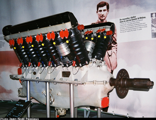 Vue d'un moteur Renault 12 Kd (photo : JN Passieux, musée SNECMA, décembre 2014)
