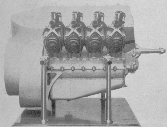 Vue d'un moteur Renault 8 cylindres (photo : Gallica - Les Aéroplanes de 1911 - Raymond de Gaston)
