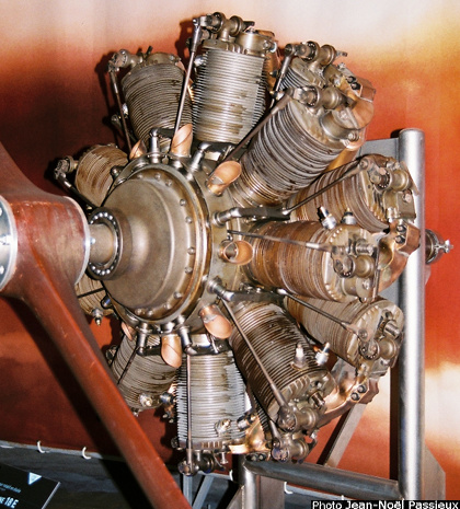 Vue d'un moteur Le Rhône 18E (photo : JN Passieux, musée SNECMA, décembre 2014)