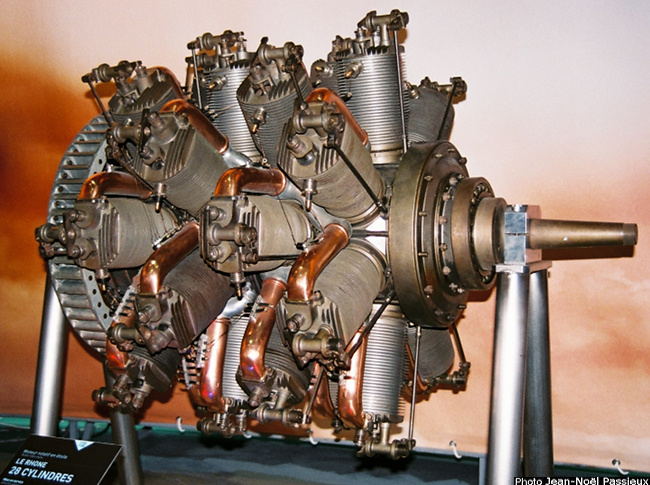 Vue d'un moteur Le Rhône 28E (photo : JN Passieux, musée SNECMA, décembre 2014)