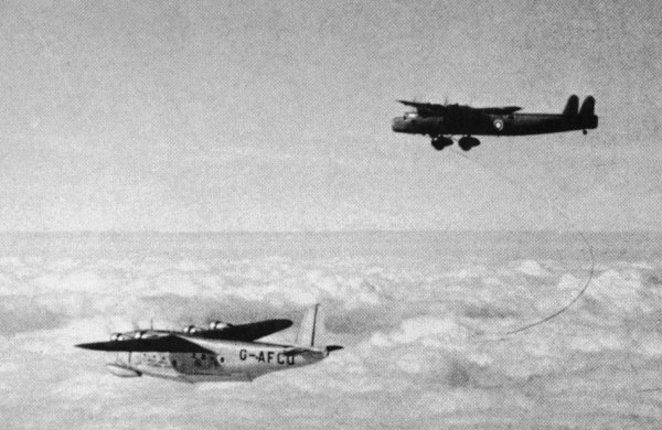 Ravitaillement en vol du Cabot par un Harrow (photo : Pictorial History of BOAC and Imperial Airways Kenneth Munson - 25 Club)