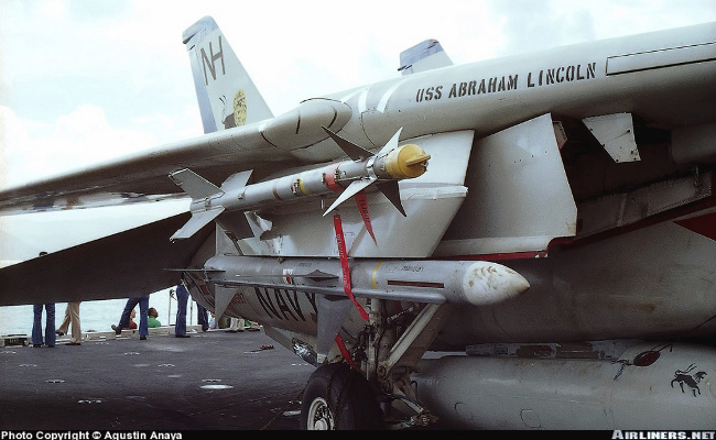 Vue d'un AIM-7 Sparrow monté sur un F-14 (photo : Agustin Anaya)