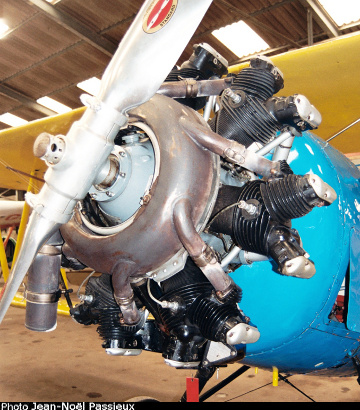 Vue d'un moteur Wright R-760 Whirlwind monté sur un N3N (photo : JN Passieux, musée JB Salis, La Ferté-Alais)