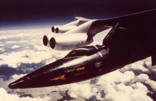 X-15 sous l'aile d'un B-52