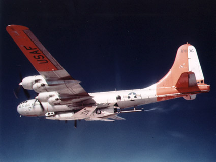 Vue du X-2 sous l'avion porteur