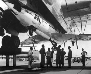 Vue du X-2 sous le B-50D