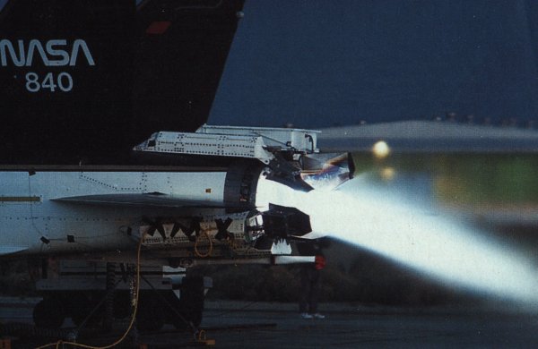 Vue d'essais de système de poussée vectorielle sur un F-18 (photo : Science & vie Junior)