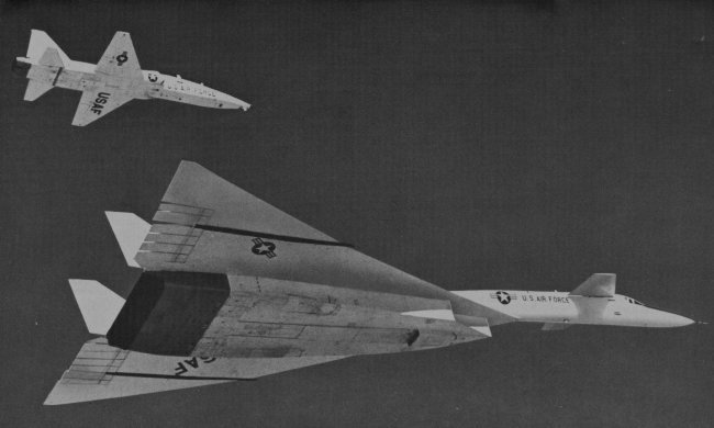 Vue d'un XB-70 accompagné d'un F-5 (photo : Jane's pocket book 12 Research and experimental aircraft - Michael J.H. Taylor)