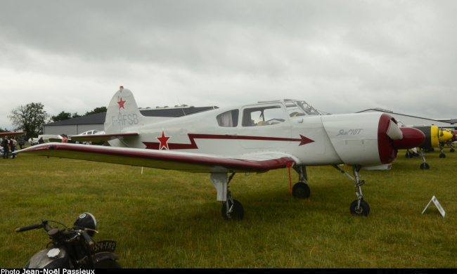 Vue d'un Yak-18T (photo : JN Passieux, meeting Ferté-Alais 2022)