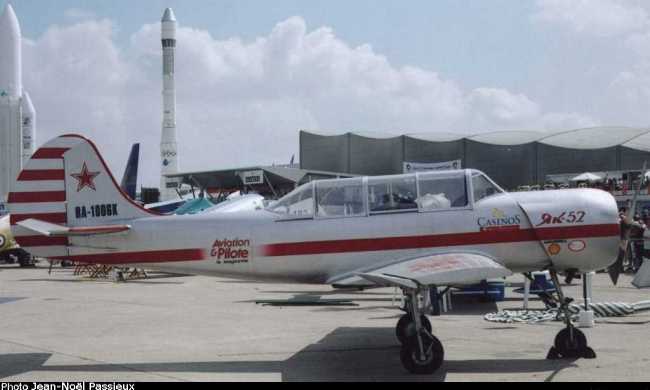 Vue d'un Yak-52 (photo : JN Passieux, Salon du Bourget 2005)